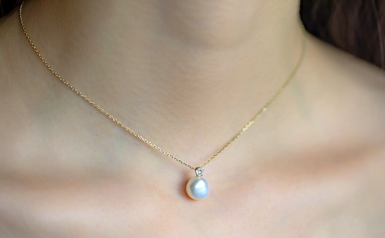 Floating Pearl Necklace