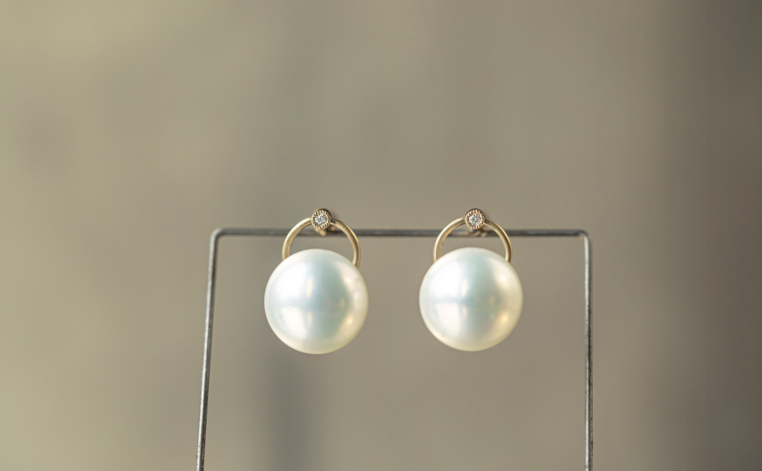 Pearl Handle Studs